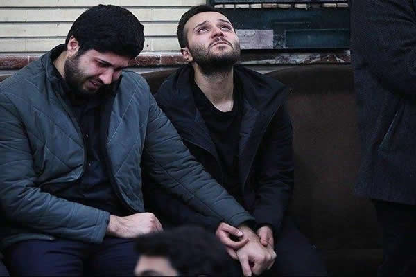 ?فرزند سپهبد شهید قاسم سلیمانی در کنار فرزند شهید احمد کاظمی در مسجد امیرالمؤمنین شهرک دقایقی، پس از شهادت سردار شهید قاسم سلیمانی/باشگاه خبرنگاران جوان