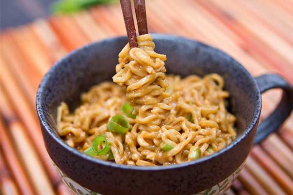 نودل غذای مخصوص سال نو چینی