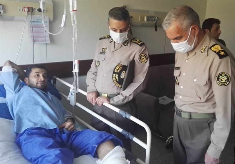 عیادت سرلشکر موسوی از جانبازان سانحه شناور کنارک نیروی دریایی ارتش